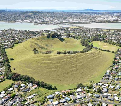 Te Pane o Mataoho  Te Ara Pueru Māngere Mountain