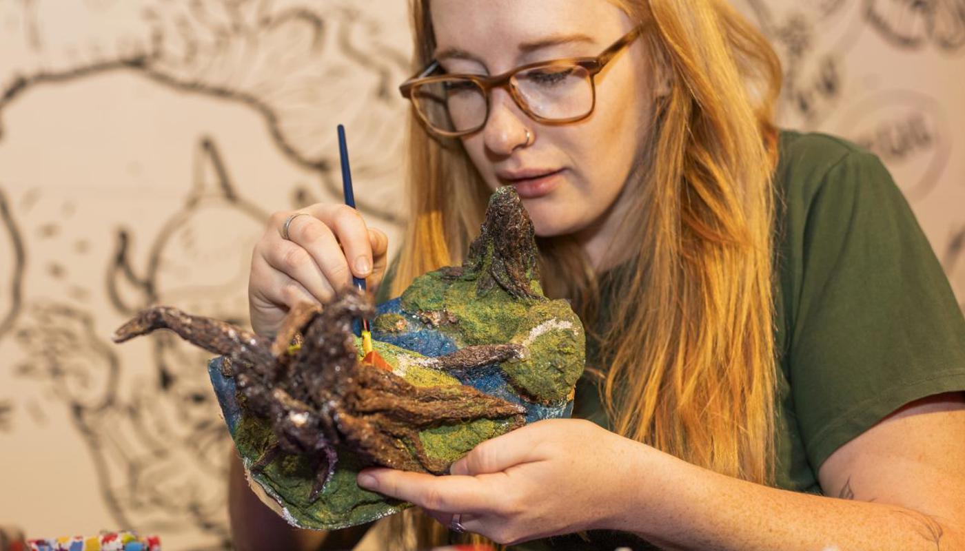 Create real miniature environments and landscapes using recycled materials.