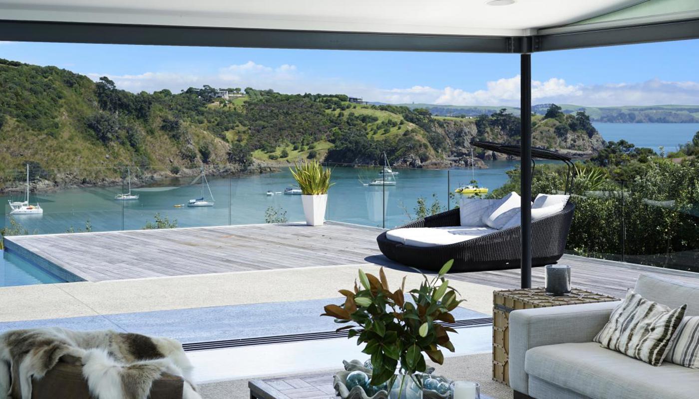 Lounge, Deck & View.